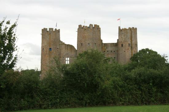 chateau de bourbon archambault_f.JPG